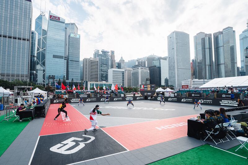 La imagen muestra un partido de béisbol en Hong Kong.