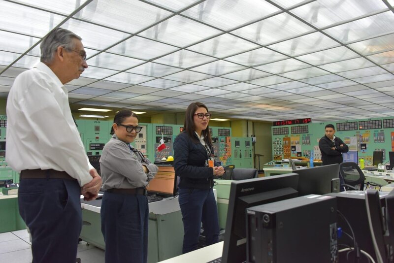 Directora Emilia Calleja recorriendo instalaciones de Laguna Verde junto a personal técnico durante una visita de supervisión.