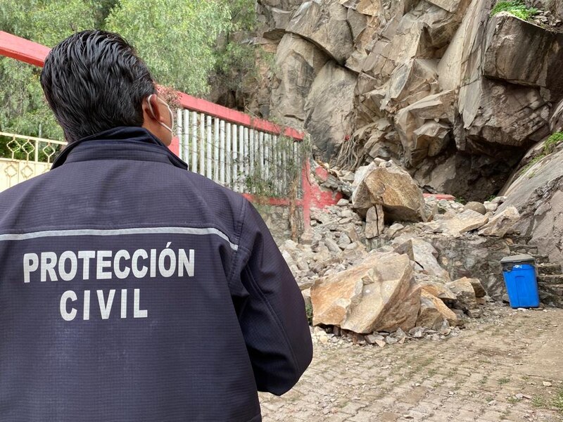 Protección Civil atiende derrumbe en ladera de cerro