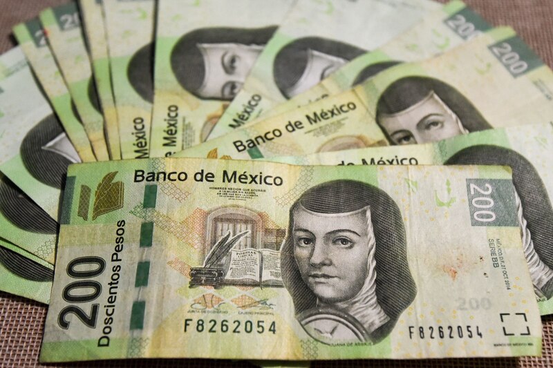 Imagen con billetes de 200 pesos mexicanos con Sor Juana Inés de la Cruz.