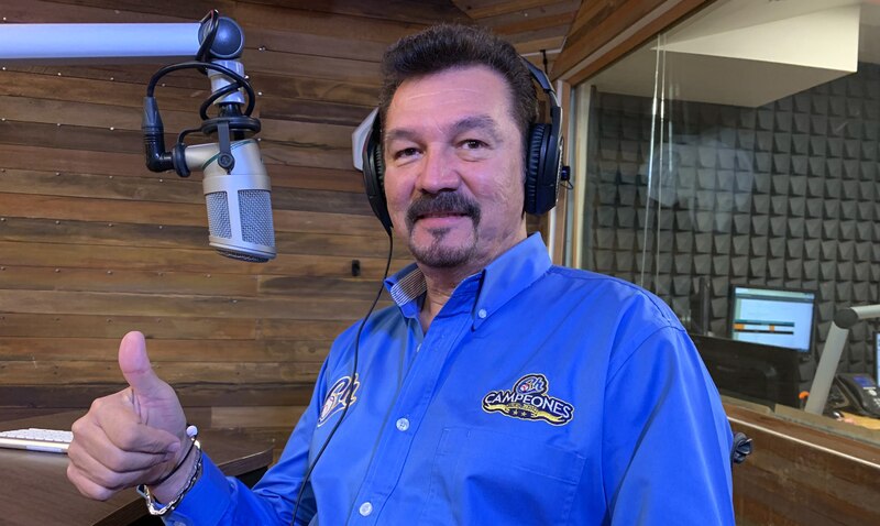 El locutor de radio Pepe Garza en cabina.