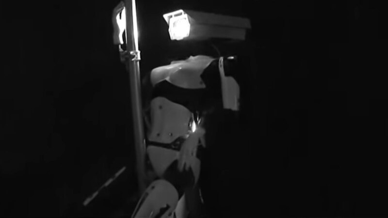 Cámara de seguridad capta a un ladrón en la noche
