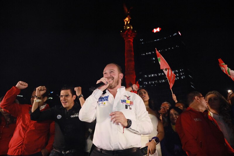 El boxeador mexicano Saúl "Canelo" Álvarez celebra su victoria ante Julio César Chávez Jr. en la Ciudad de México.