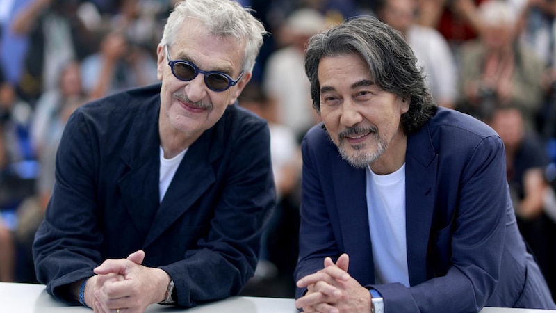 Hirokazu Koreeda y Gael García Bernal en el Festival de Cine de Venecia