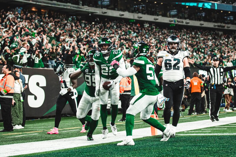 El jugador de los New York Jets, Braxton Berrios, celebra su touchdown con sus compañeros de equipo.