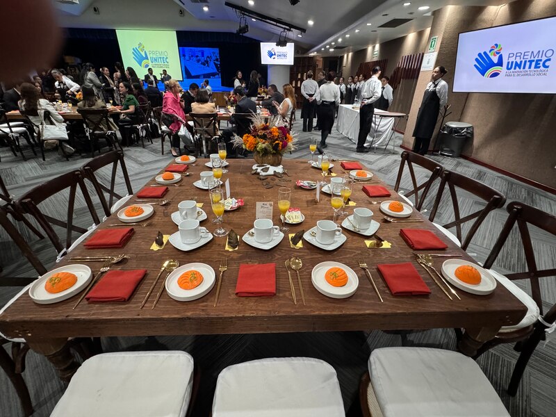 En el auditorio se respiraba una energía positiva, las mesas y los alimentos del desayuno ofrecido para la gala fueron habilitadas y preparados por los estudiantes de la carrera de gastronomía en la UNITEC, pues la escuela fomenta el emprendimiento y que los alumnos vivan el mundo real fuera del aula.