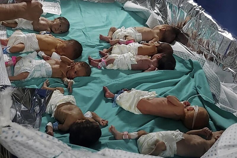 Bebés prematuros en una incubadora