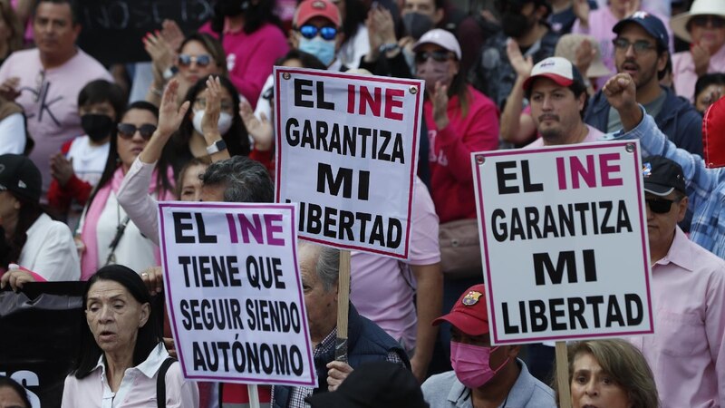 INE: Protestan contra la reforma electoral en México