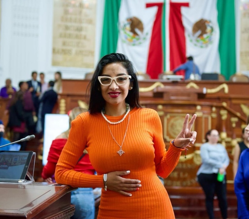 La diputada mexicana Tatiana Clouthier celebra la aprobación de una nueva ley.