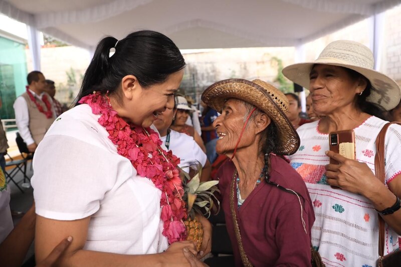 La candidata presidencial Xóchitl Gálvez saluda a una mujer indígena en un evento de campaña.