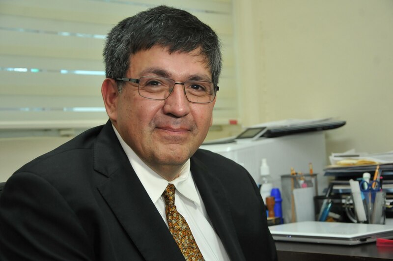 El Dr. Juan Pérez, un médico de renombre, es entrevistado en su consultorio.