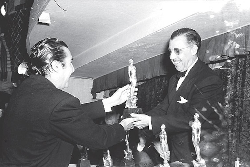 Cantinflas recibe un premio Ariel