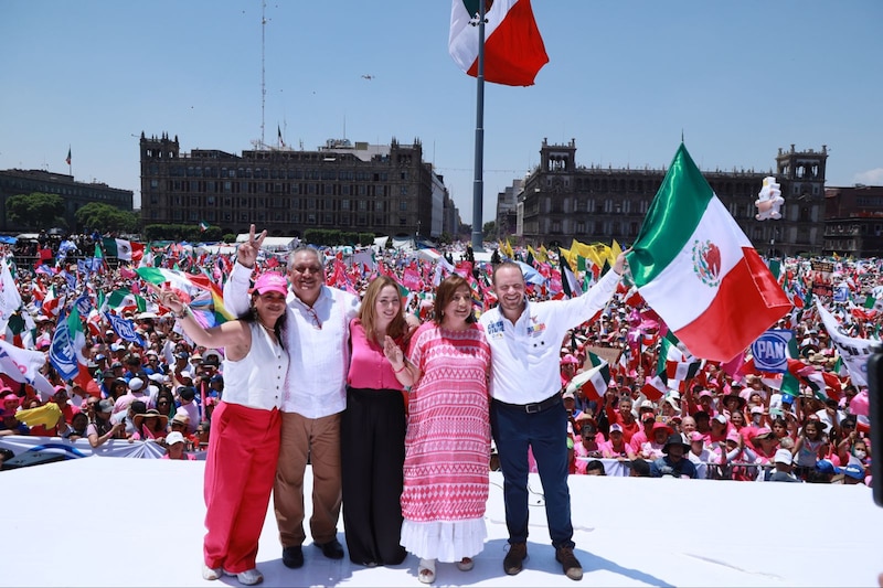 AMLO encabeza mitin en el Zócalo para conmemorar el 8M