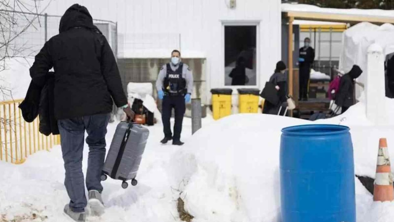 Migrantes esperan en la frontera para solicitar asilo en Canadá