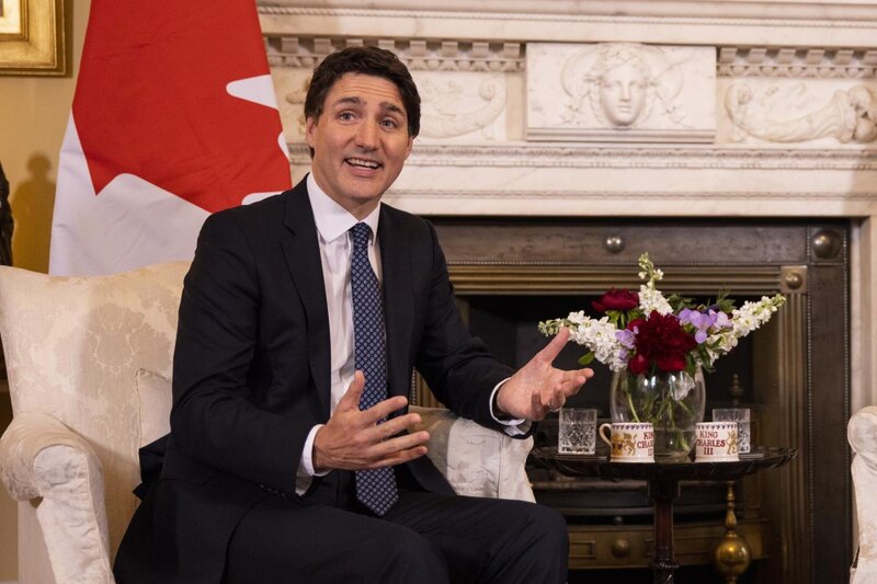 El primer ministro Justin Trudeau habla en una entrevista.