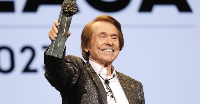 Raphael recibe un premio en reconocimiento a su trayectoria