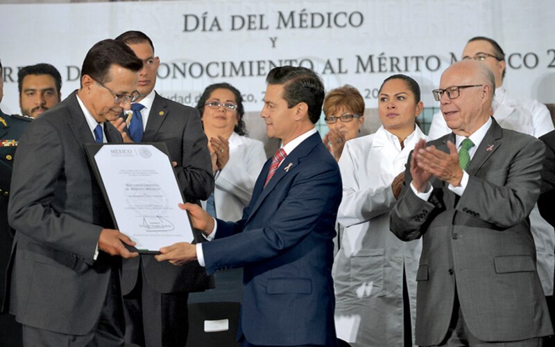 - Entrega de reconocimientos a médicos en su día