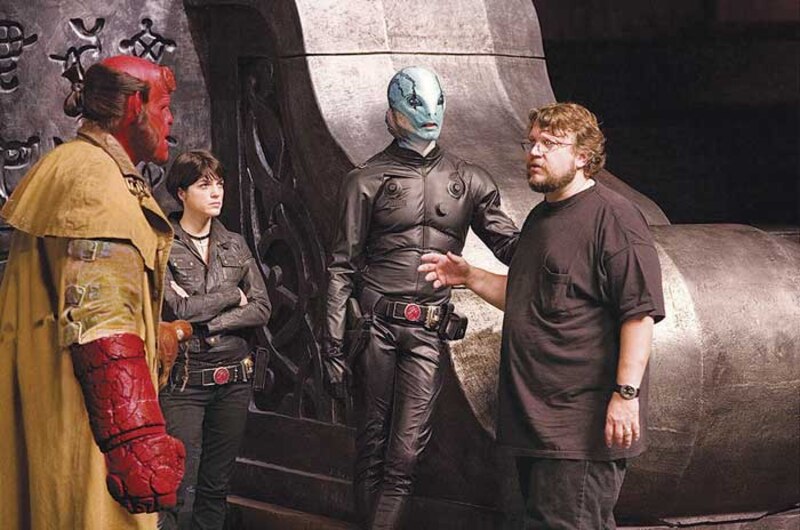 El director Guillermo del Toro da instrucciones a los actores Ron Perlman, Selma Blair y Doug Jones en el set de rodaje de Hellboy.