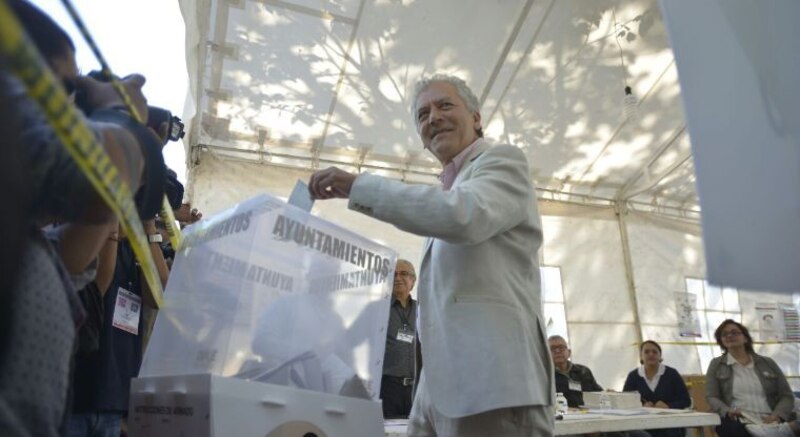 El expresidente mexicano Vicente Fox emite su voto en las elecciones de 2012.