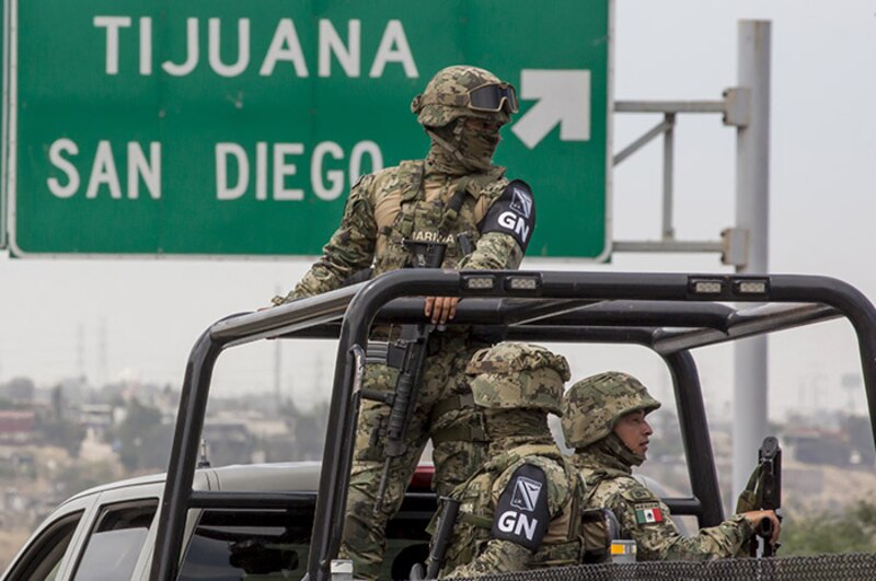 Militares mexicanos patrullan la frontera con Estados Unidos