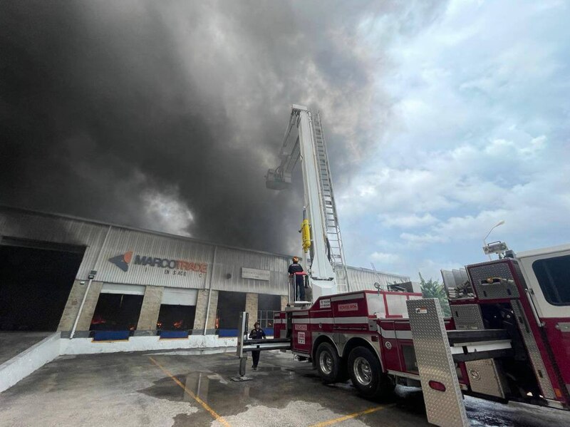 Bomberos apagan incendio en una fábrica