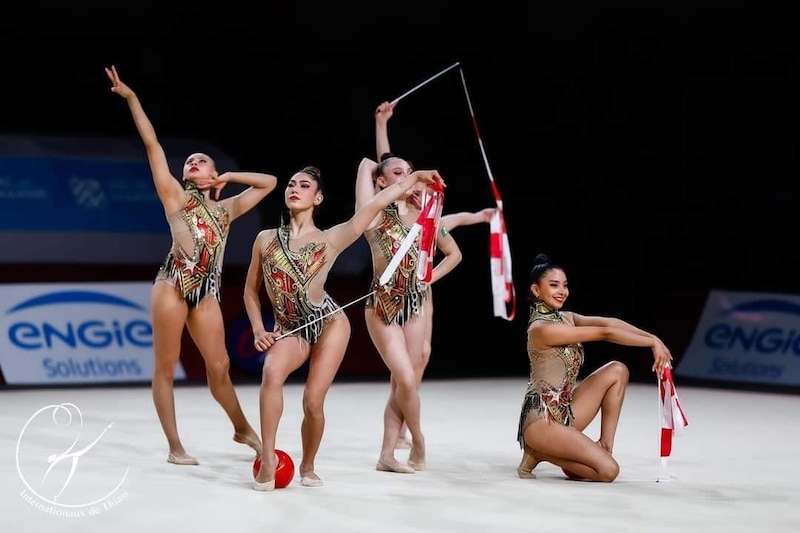 Gimnastas rítmicas españolas realizan una coreografía con pelota y cinta