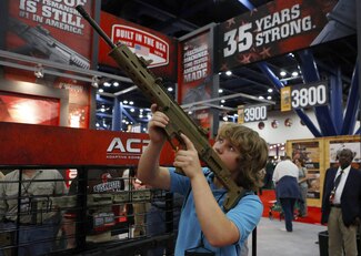 Trump agilizará la compra de armas, pese a la epidemia de tiroteos y con México como daño colateral 
