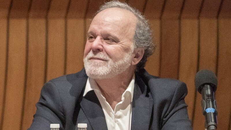 El escritor Salman Rushdie sonríe durante una entrevista.