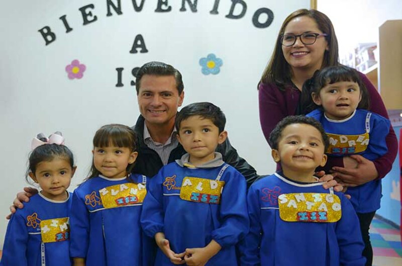 El Presidente de México visita un jardín de niños