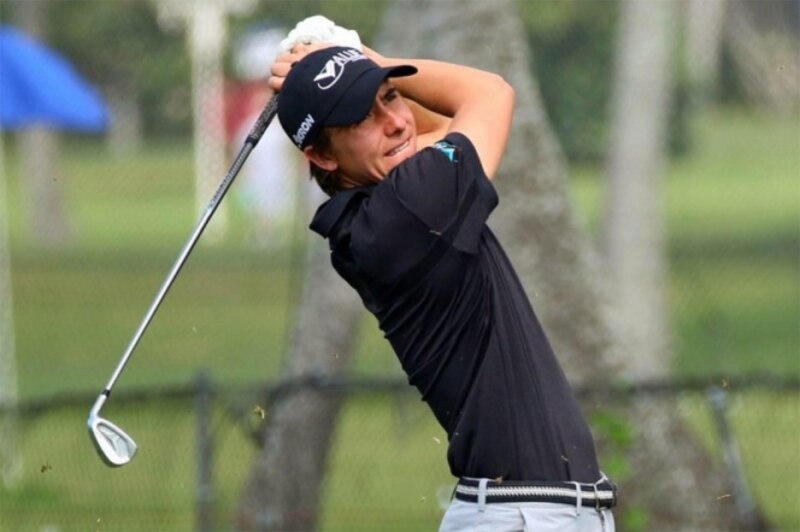 Golfista profesional realizando un swing con el palo de golf