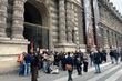 Estudiantes bloquean el Louvre en protesta contra recortes y represión policial