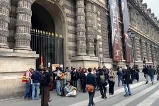 Estudiantes bloquean el Louvre en protesta contra recortes y represión policial