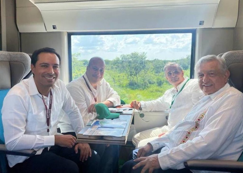 El presidente López Obrador y su gabinete viajan en tren