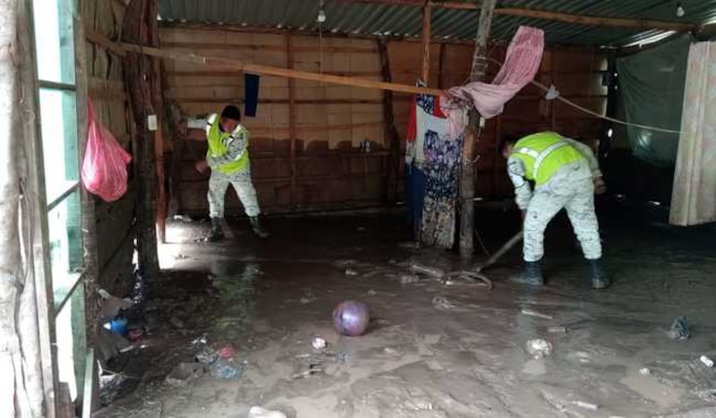 Soldados limpiando una casa después de una inundación