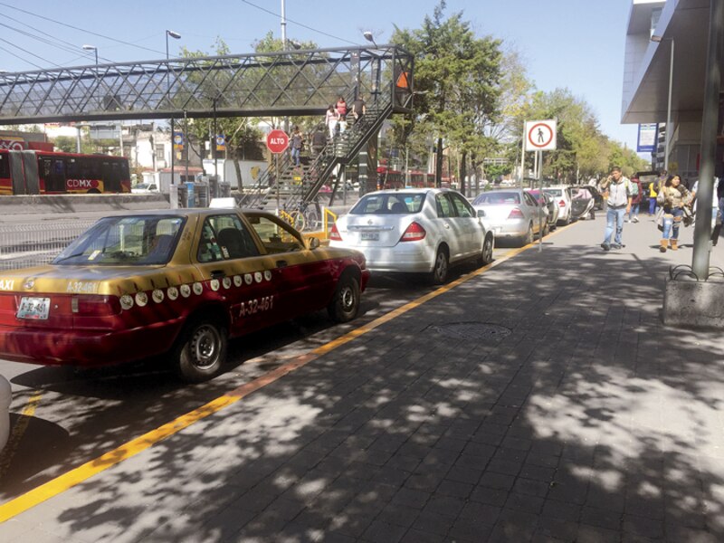 Taxis en espera en una calle de la Ciudad de México