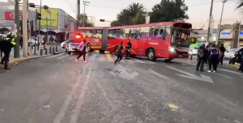 Choque entre autobús y coche patrulla deja varios heridos