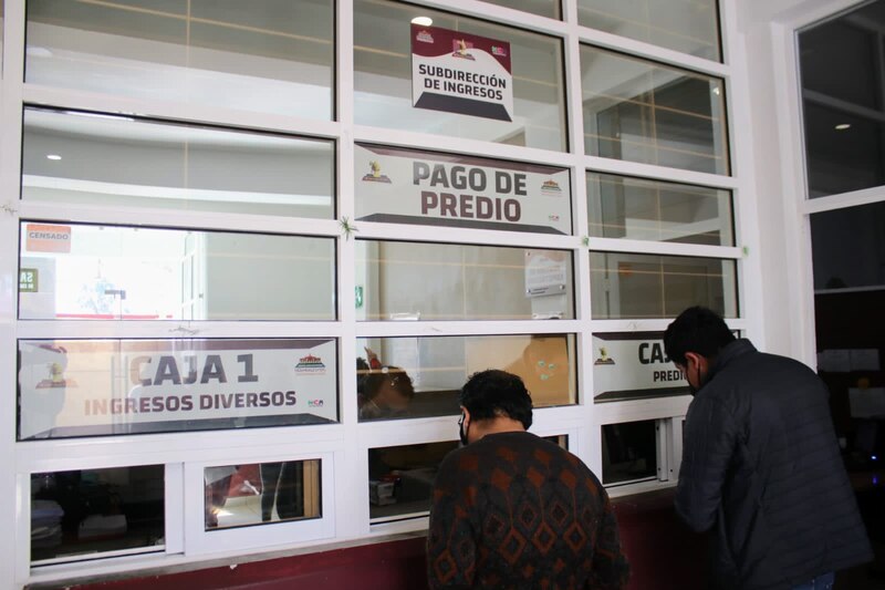 Title: Dos hombres realizan un trámite en una oficina pública