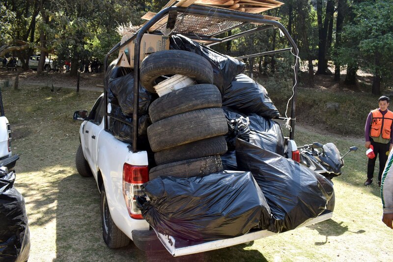 Camioneta cargada de basura