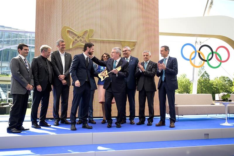 Entrega de la llave de la ciudad de Lausana al presidente del COI, Thomas Bach.
