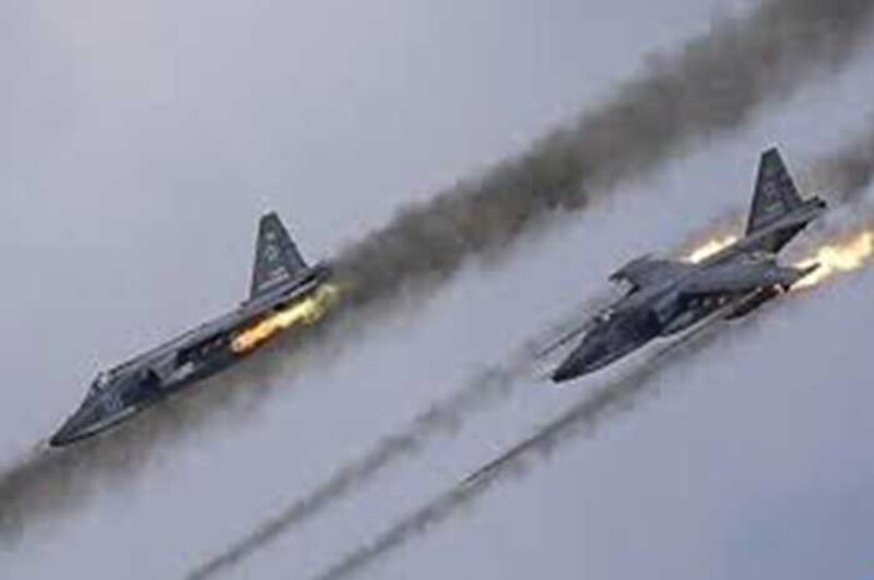 Dos aviones de combate disparando misiles