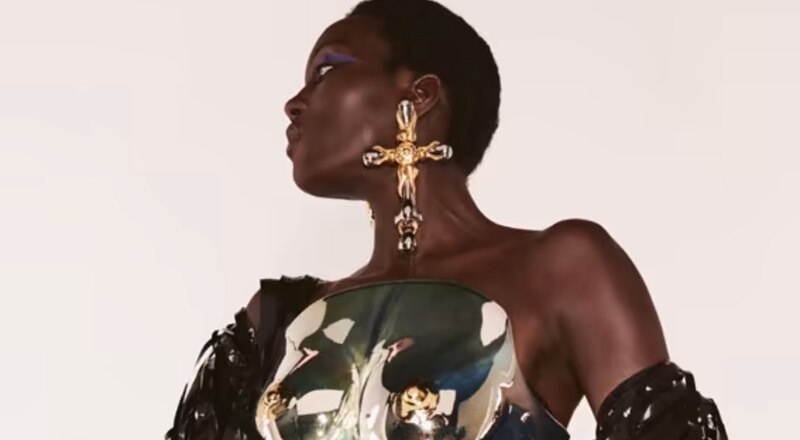 La modelo Anok Yai luce un diseño de Schiaparelli en la Semana de la Moda de París
