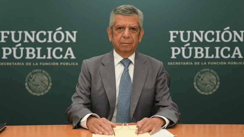 El Secretario de la Función Pública, Roberto Salcedo Aquino, durante una conferencia de prensa.