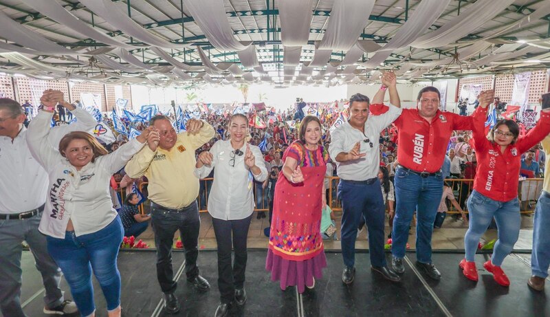 Candidatos presidenciales de Colombia bailan en tarima
