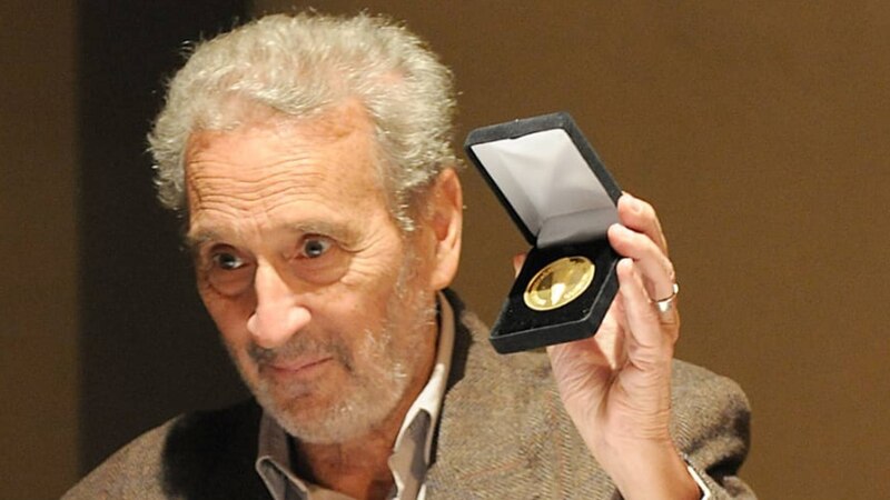 El escritor Mario Vargas Llosa muestra su premio Nobel de Literatura