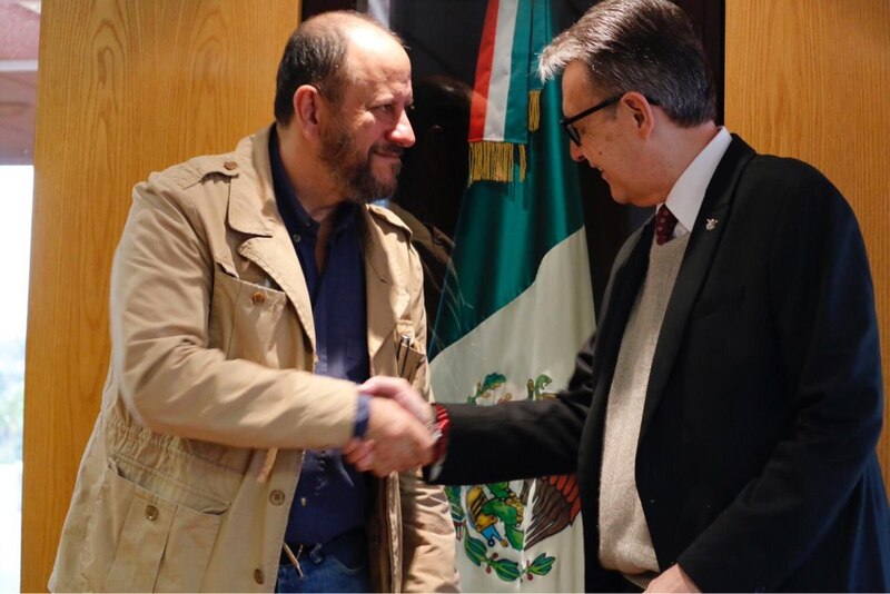 El presidente electo de México, Andrés Manuel López Obrador, saluda al presidente de la Suprema Corte de Justicia de la Nación, Arturo Zaldívar.