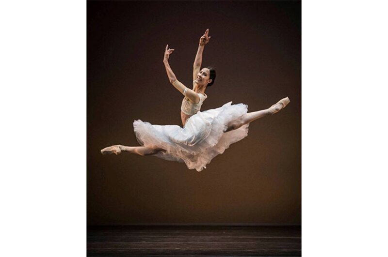 Bailarina de ballet realizando un gran salto.