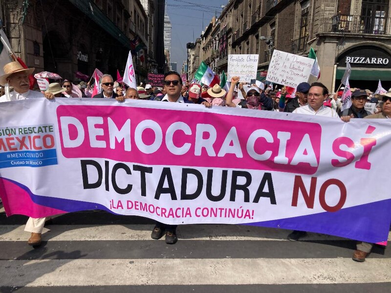 Marcha en defensa de la democracia en México
