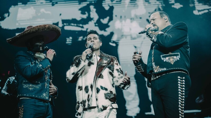 Pipe Bueno subió al escenario para acompañar a los Aguilar en un tema