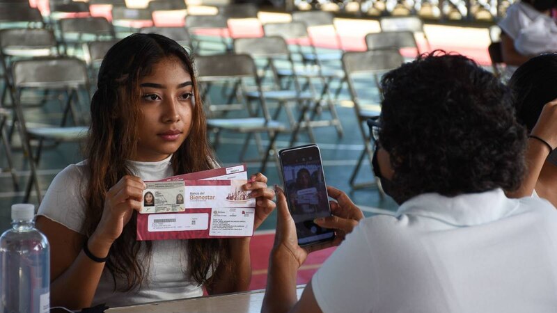 Jóvenes mostrando su credencial del Banco del Bienestar