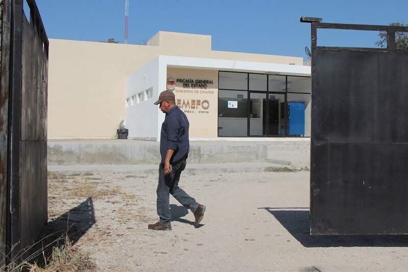 Un hombre camina por una calle en Chiapas, México.